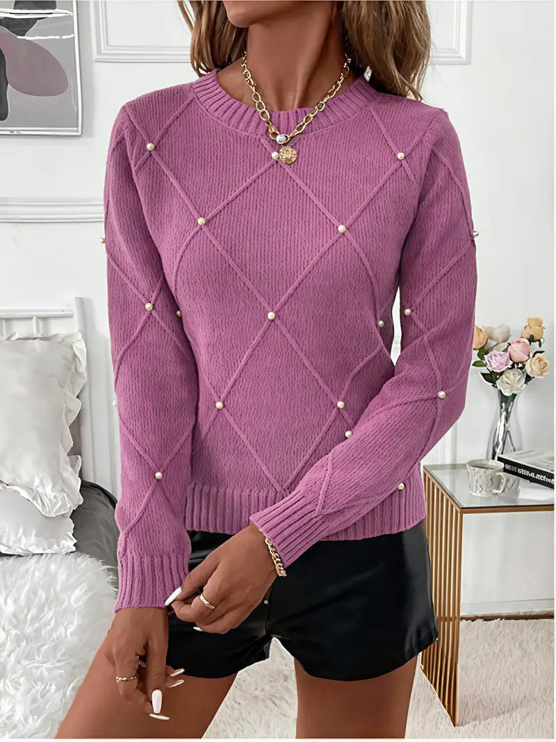 Pull chic à perles Élise de Danoir Paris, en rose, avec détails élégants et perles, porté sur mannequin.