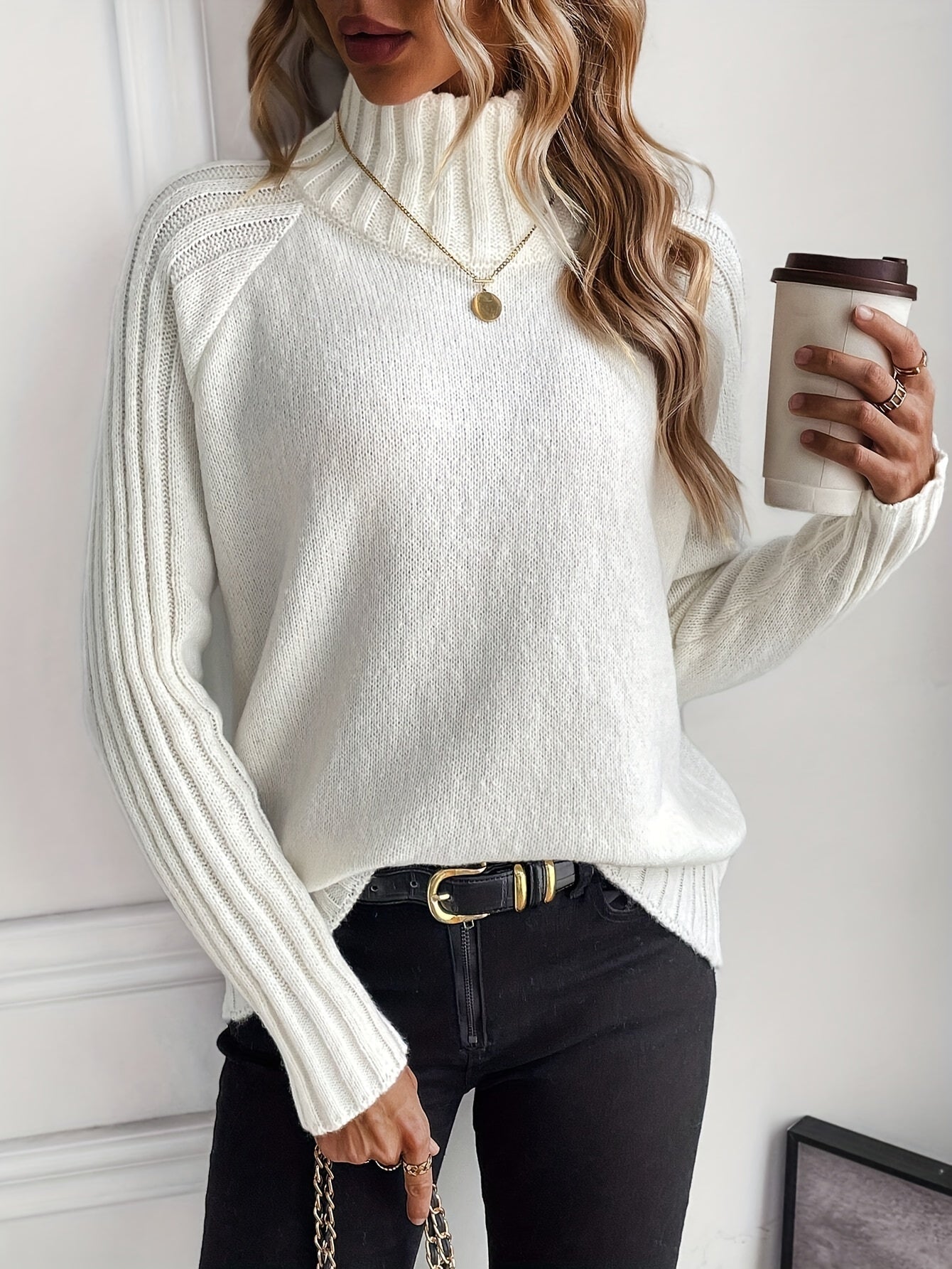 Pull chic en maille blanc Nadia de Danoir Paris, doux et élégant, porté sur un mannequin.
