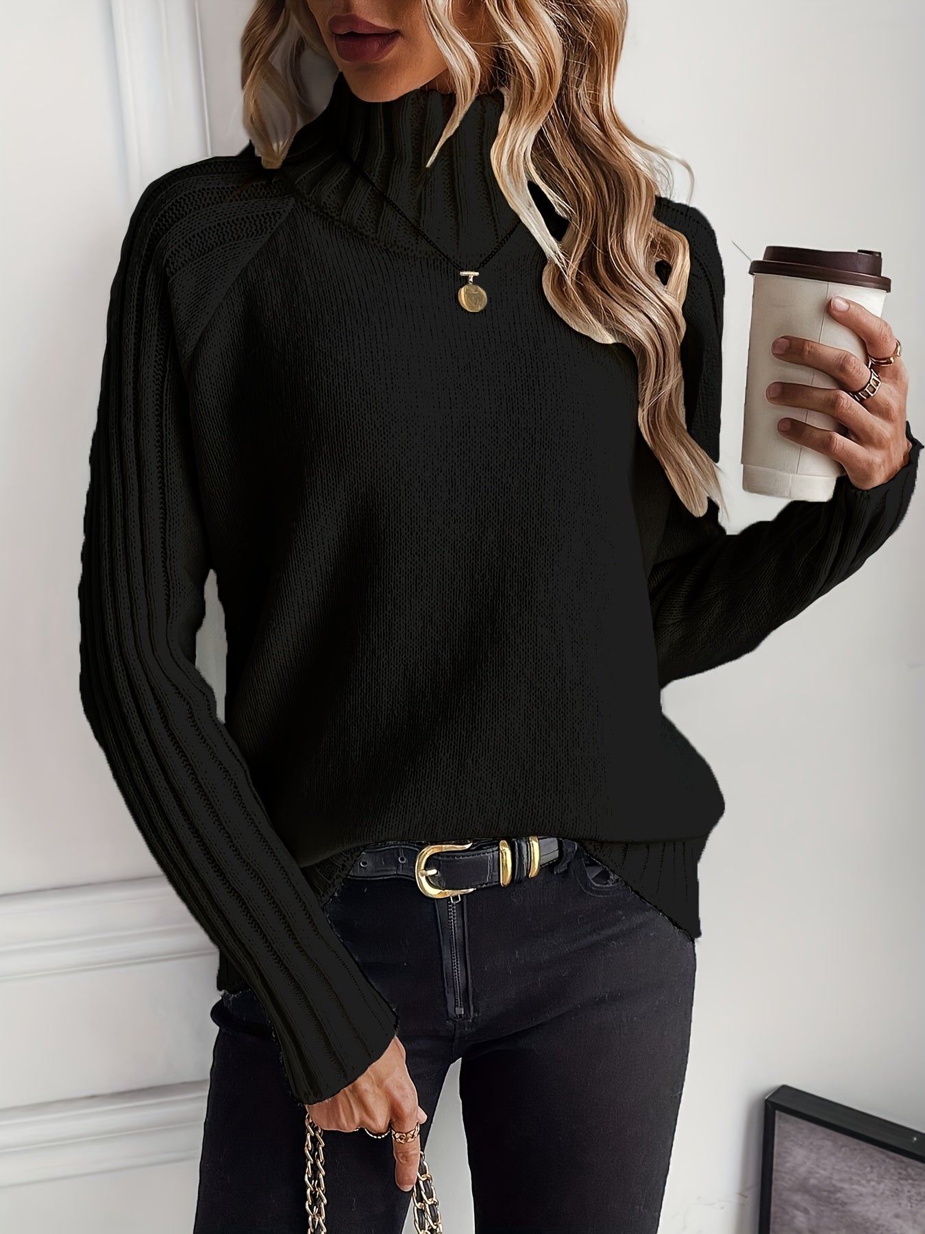 Pull chic en maille blanc Nadia de Danoir Paris, doux et élégant, porté sur un mannequin.