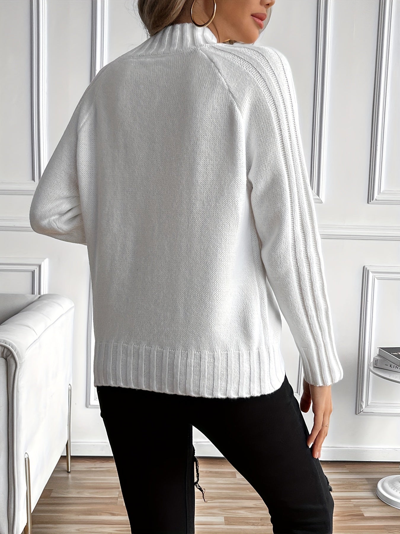 Pull Nadia en maille blanc Danoir Paris, style chic, doux et élégant, porté sur un mannequin.