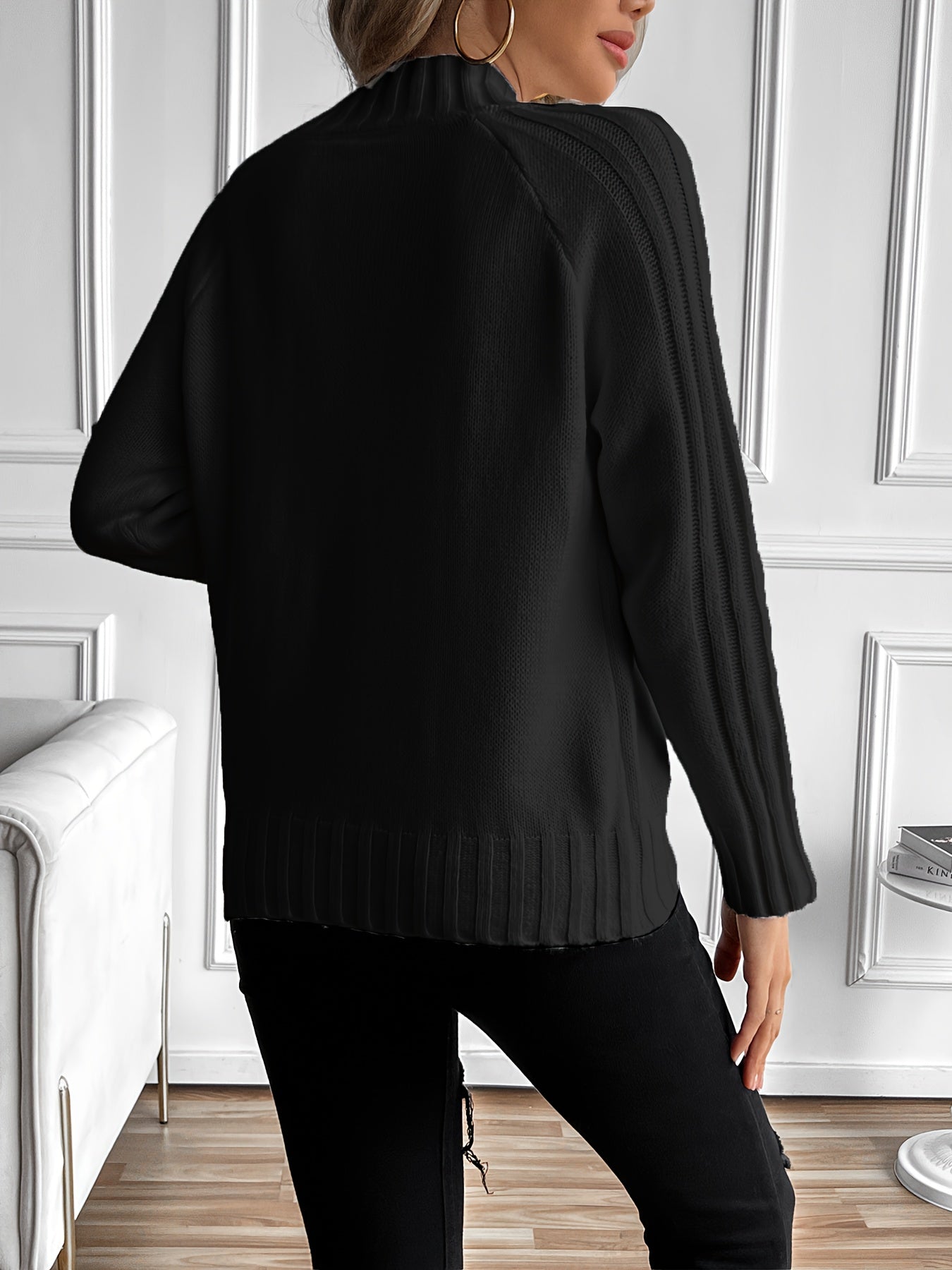 Pull chic en maille blanc Nadia de Danoir Paris, vêtement élégant en maille fine, porté en mode décontracté et sophistiqué.