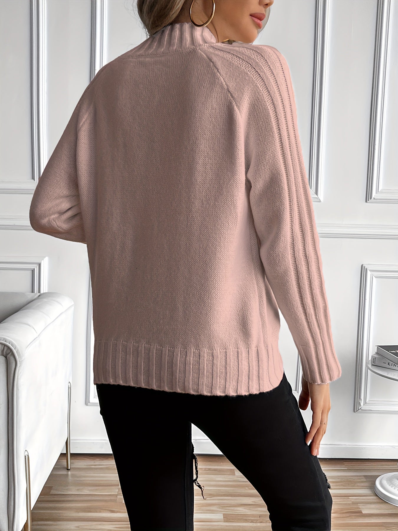 Pull chic en maille blanc Nadia de Danoir Paris, doux et élégant, porté en mode décontracté.