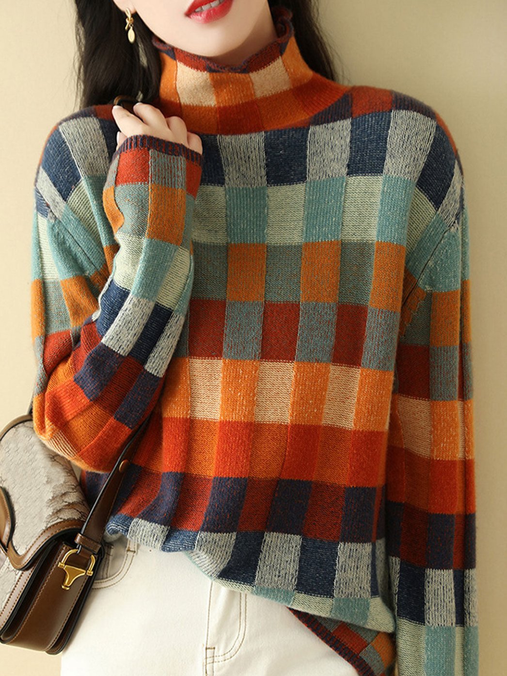 Pull roulé élégant Caroline de Danoir Paris, multicolore, en maille douce et confortable, porté de face.