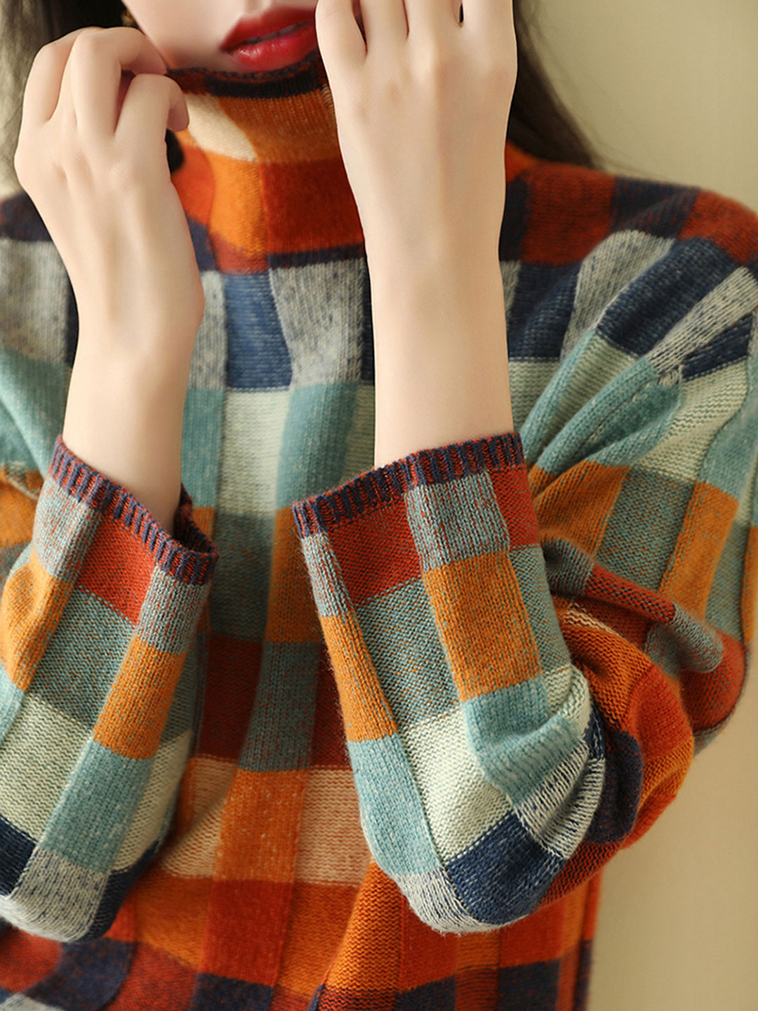 Pull roulé élégant Caroline de Danoir Paris, multicolore, porté pour un look sophistiqué et tendance.