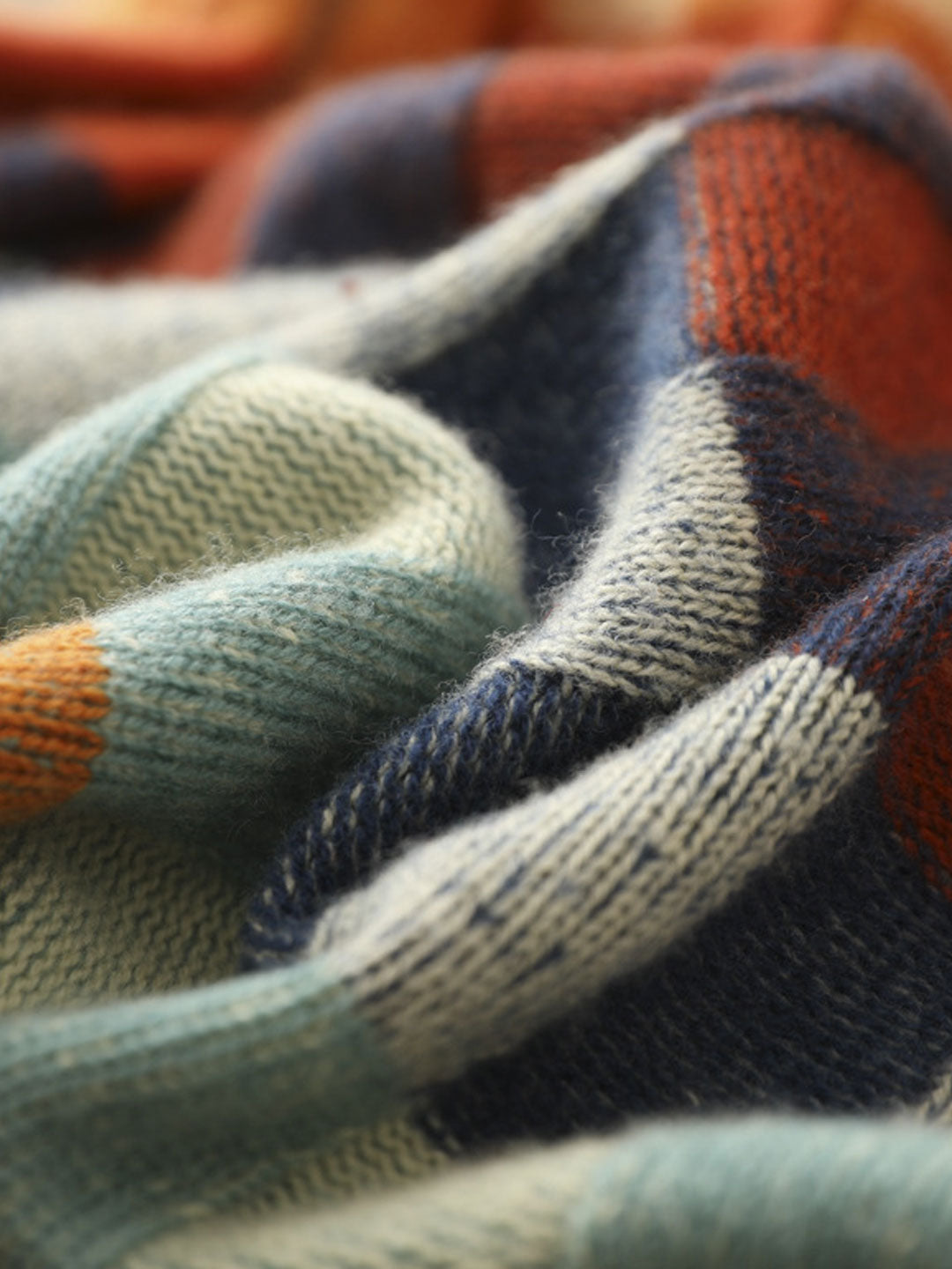 Pull roulé élégant Caroline de Danoir Paris avec motifs multicolores, en tissu doux et confortable.
