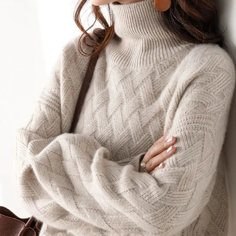 Pull roulé luxe automnal Cerise de Danoir Paris, en beige, visible sur une mannequin.