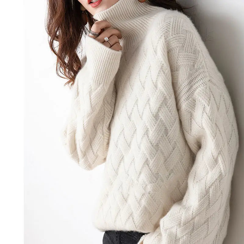 Pull roulé en laine beige et cerise de Danoir Paris, style automnal, porté sur mannequin.
