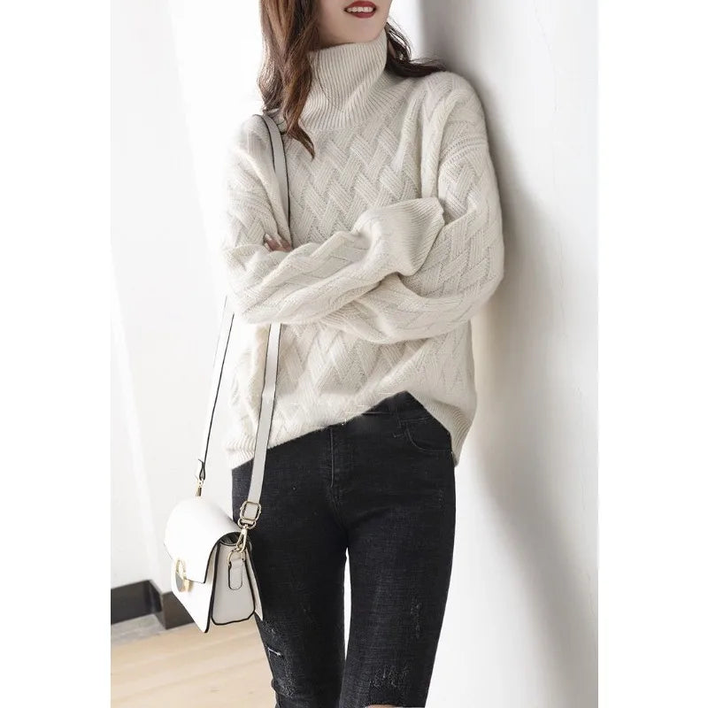 Pull roulé luxe automnal Danoir Paris en beige et cerise, détail de la texture et du design élégant.