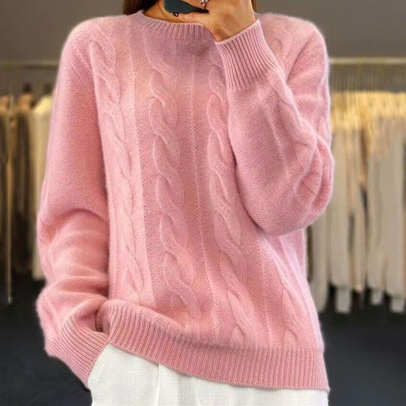 Pull doux beige Sandra de Danoir Paris, style chic, porté sur mannequin avec col rond et manches longues.