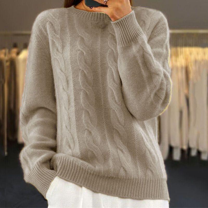 Pull Sandra Danoir Paris en maille douce beige, style chic et confortable, porté par un mannequin.