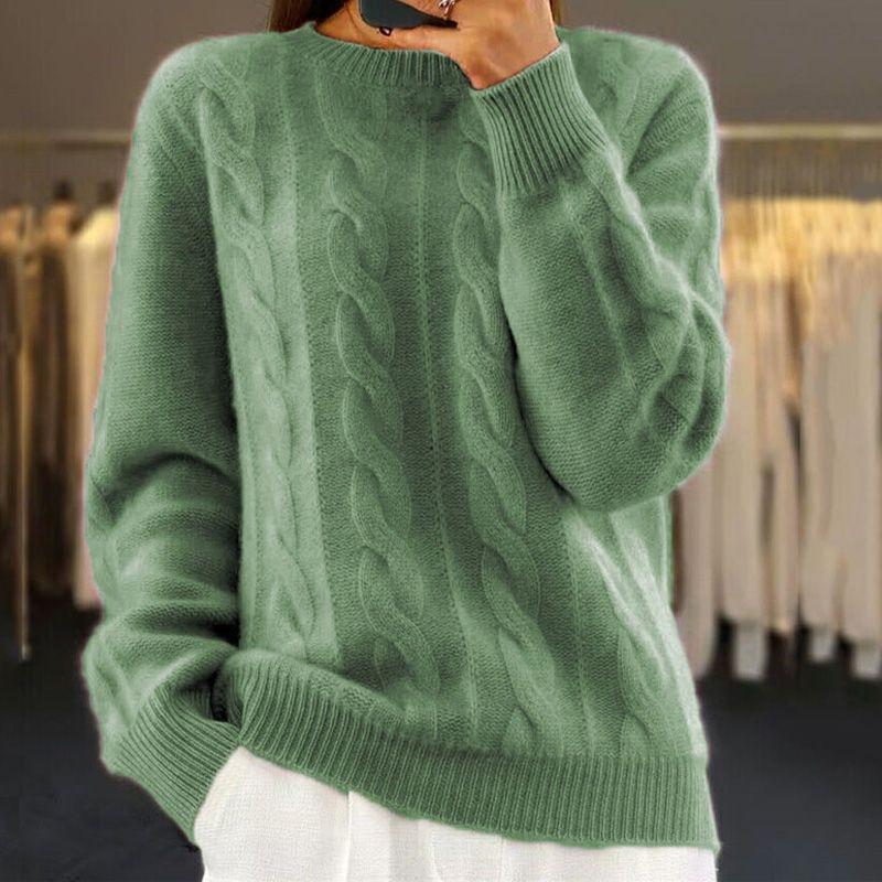 Pull doux chic Sandra Danoir Paris en beige, vêtement élégant avec finition douillette, porté décontracté pour femmes.