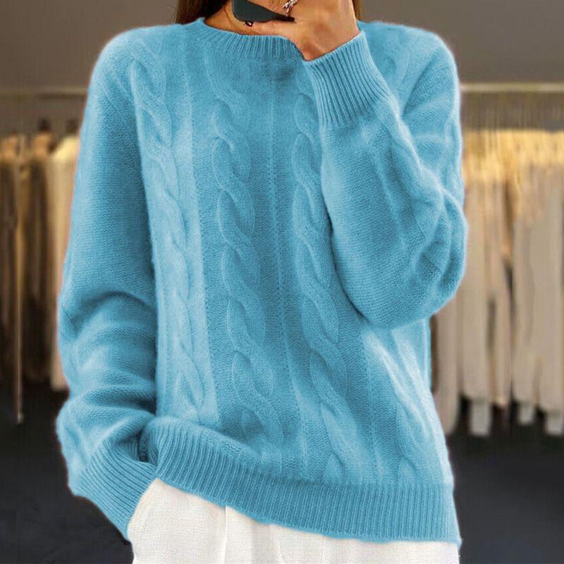 Pull doux beige Sandra de Danoir Paris, style chic et confortable, en tissu léger, porté avec col en V et manches longues.
