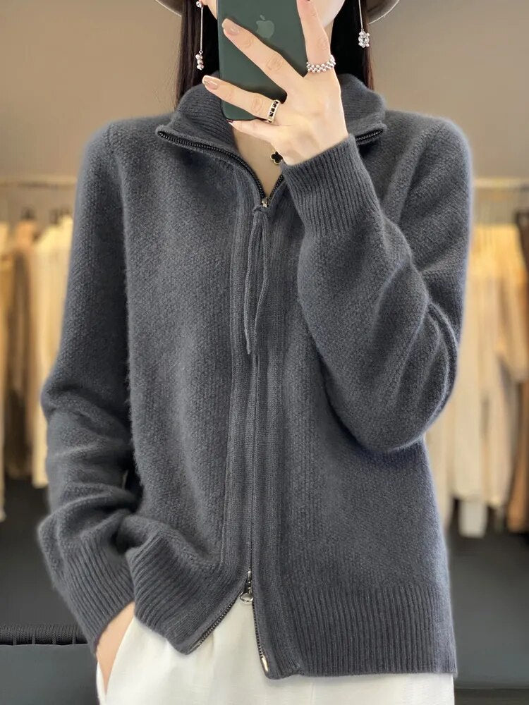 Cardigan zippé noir Danoir Paris Piera, vêtement confortable en laine ou coton, porté par un mannequin.