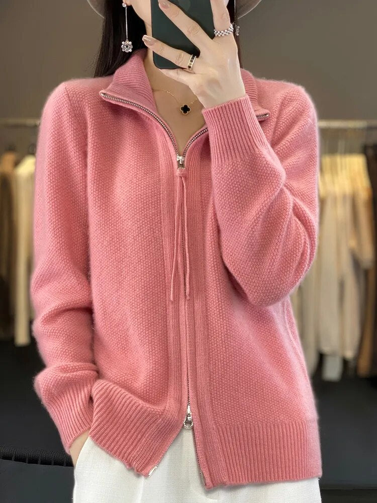 Cardigan zippé noir Danoir Paris Piera, confortable, en laine douce, porté en situation décontractée.