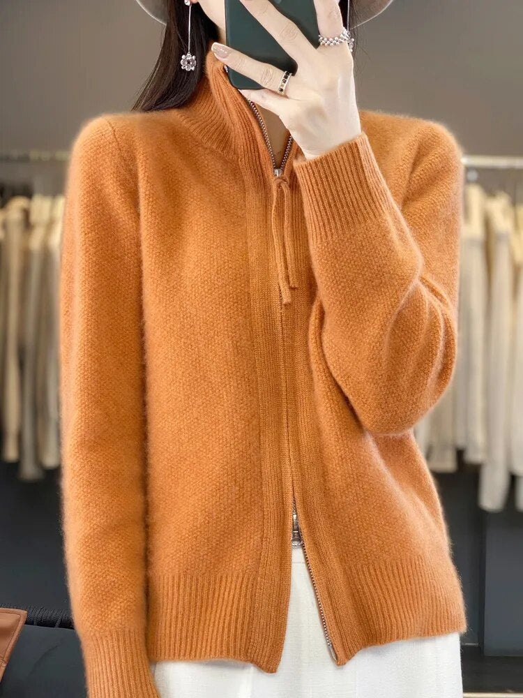 Cardigan zippé noir Danoir Paris Piera, vêtement confortable en maille pour femmes, porté ouvert ou fermé.