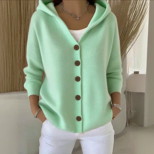 Cardigan doux et confortable Claire de Danoir Paris, en rose, porté sur un mannequin, tissu moelleux et design élégant.