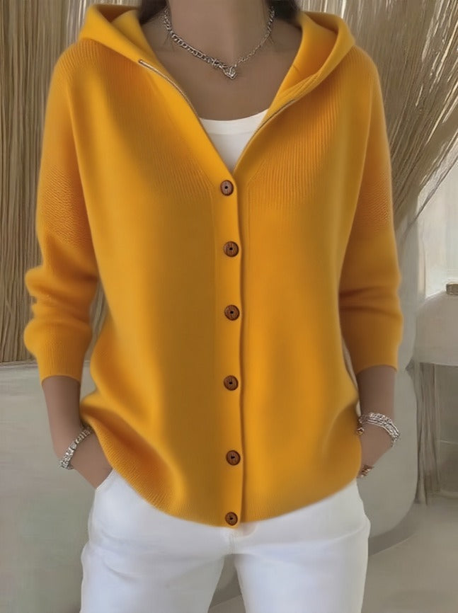 Cardigan rose Danoir Paris Claire, doux et confortable, porté sur un mannequin, détails en tricot léger.