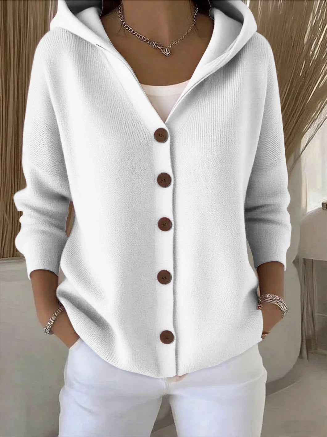 Cardigan doux et confortable Claire de Danoir Paris en rose, porté, montrant la texture douce et le style casual.