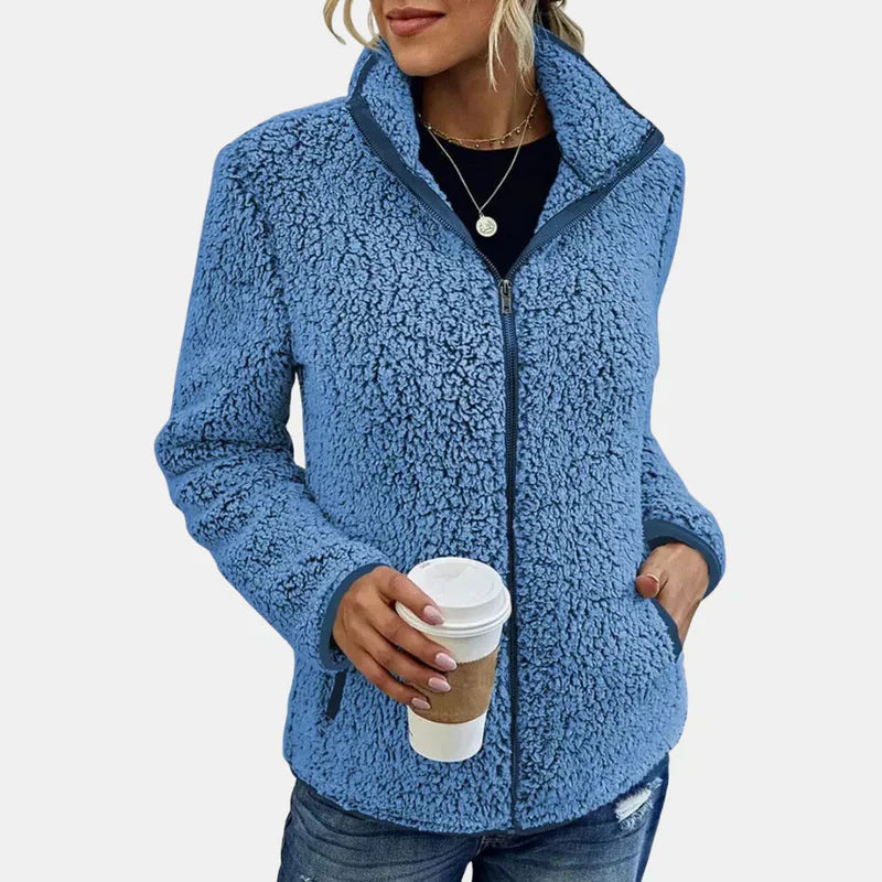 Veste chic en sherpa bleu de la marque Danoir Paris, modèle Xara, veste élégante et confortable pour femme.