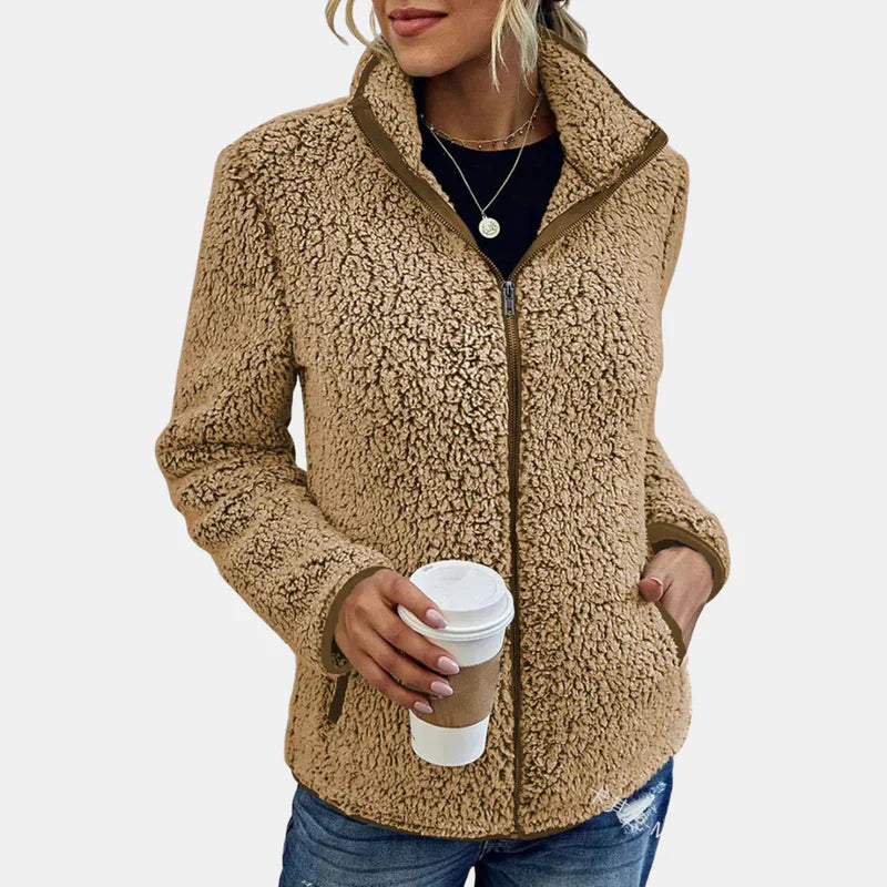 Veste chic en sherpa bleue Xara de Danoir Paris, style tendance, matière douce et chaude, pour un look élégant et confortable.
