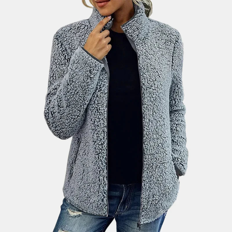 Veste chic en sherpa bleue Danoir Paris Xara FR1273, coupe élégante et confort, vue de face sur modèle.