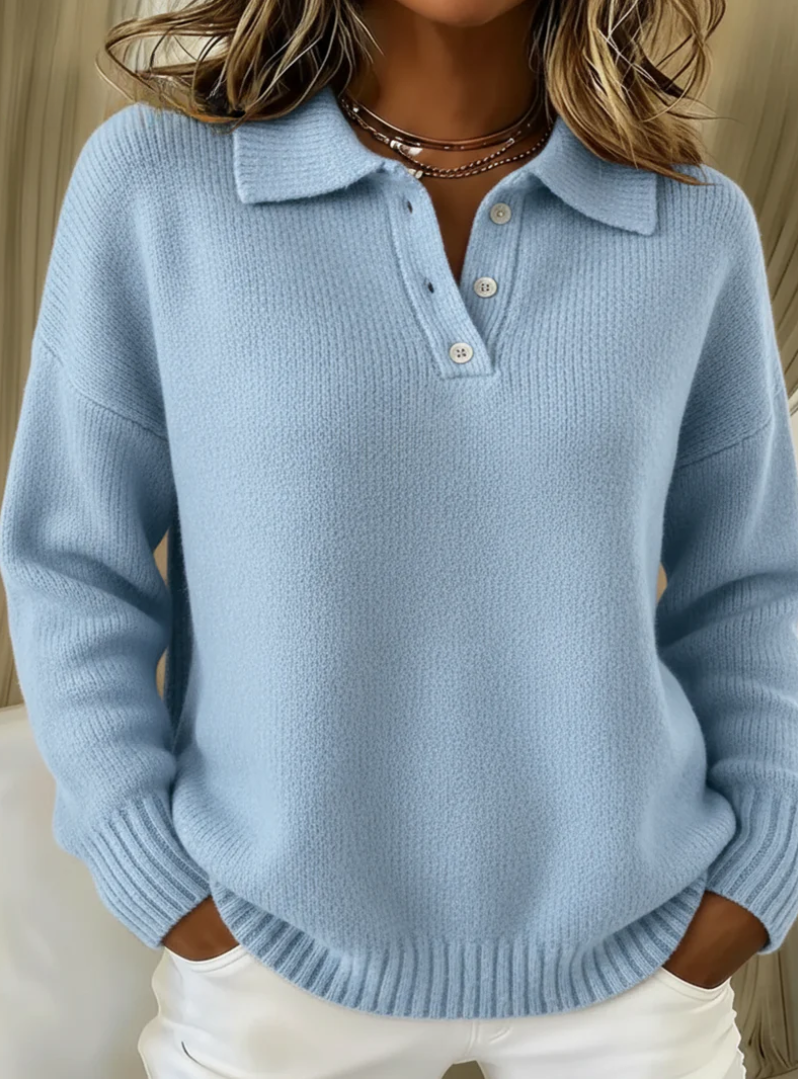 Pull polo élégant Olivia de Danoir Paris en bleu, détail du col et texture douce visible sur l'image.