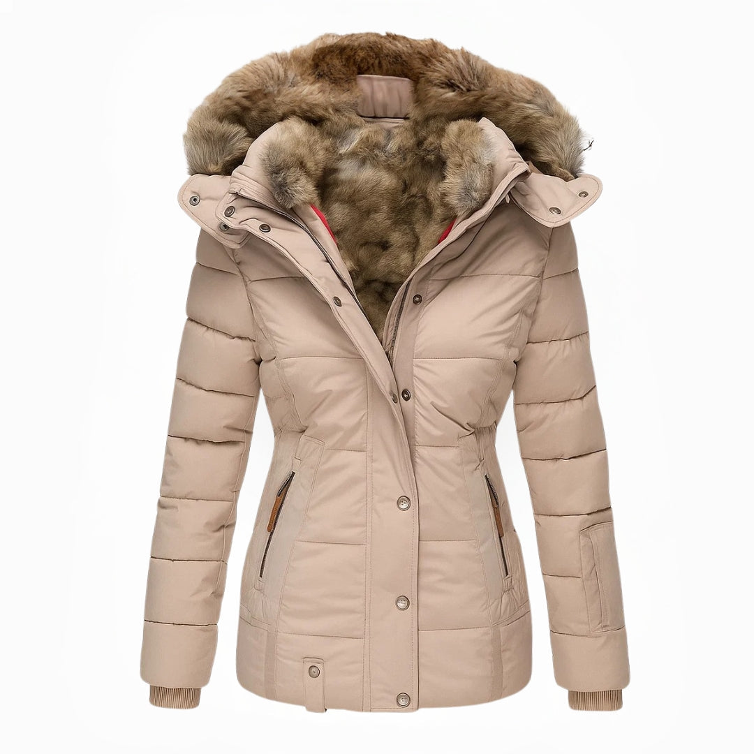 Manteau d'hiver noir Danoir Paris Sophia, élégant, en tissu chaud, porté sur une mannequin dans un décor urbain.