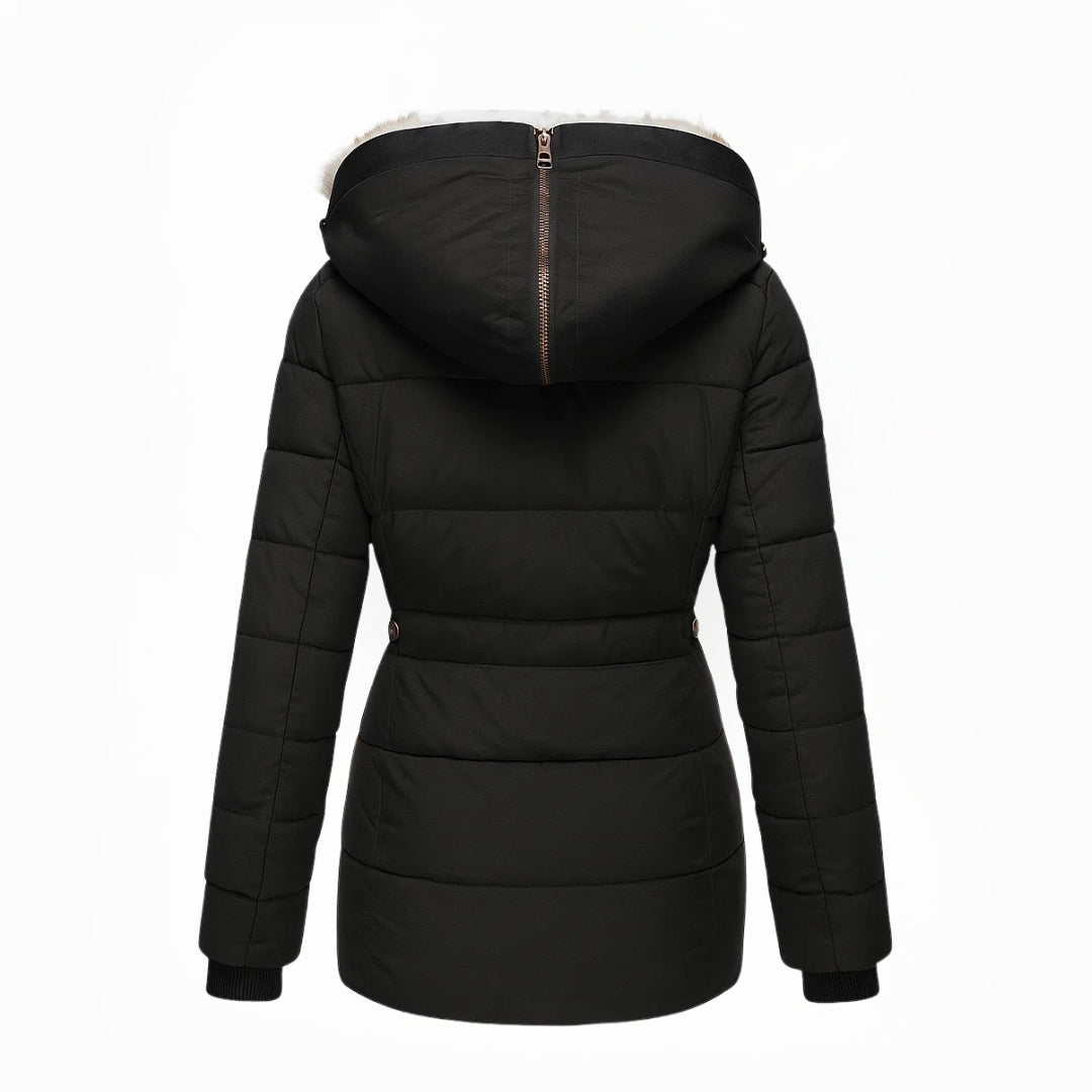Manteau d'hiver noir Sophia de Danoir Paris, élégant, avec col haut et fermeture à boutons, porté en plein air.
