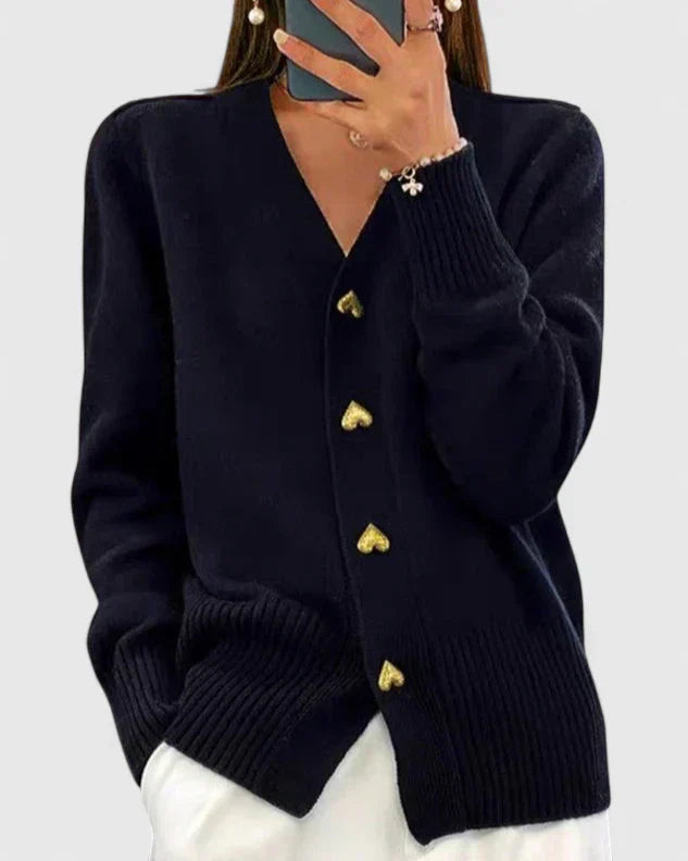 Cardigan élégant Danoir Paris Carey en rose, polyvalent, avec boutons et coupe ajustée, porté sur un mannequin.