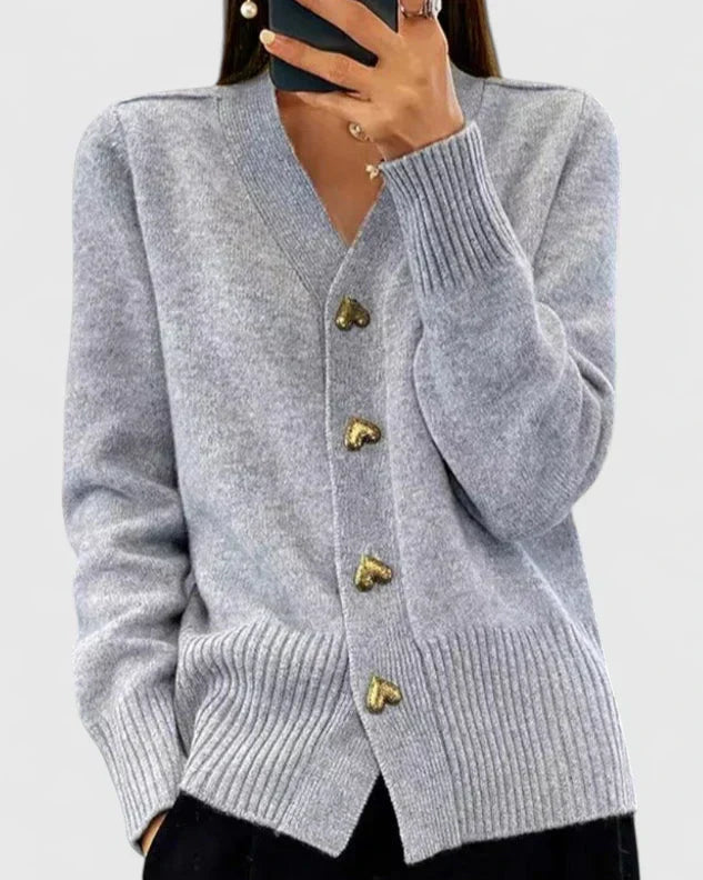 Cardigan Rose Danoir Paris Carey élégant et polyvalent, en tissu léger, porté ouvert avec manches longues.