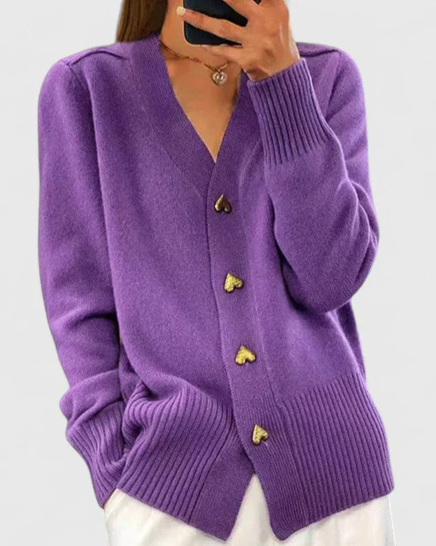 Cardigan élégant rose Danoir Paris Carey, polyvalent, en tissu doux avec boutons, porté sur un mannequin.