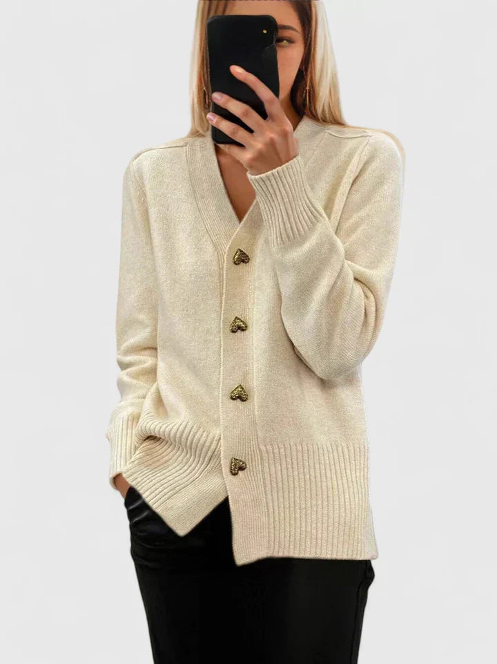 Cardigan élégant Rose Carey de Danoir Paris, modèle FR1277, en tissu léger et polyvalent, porté avec manches longues.