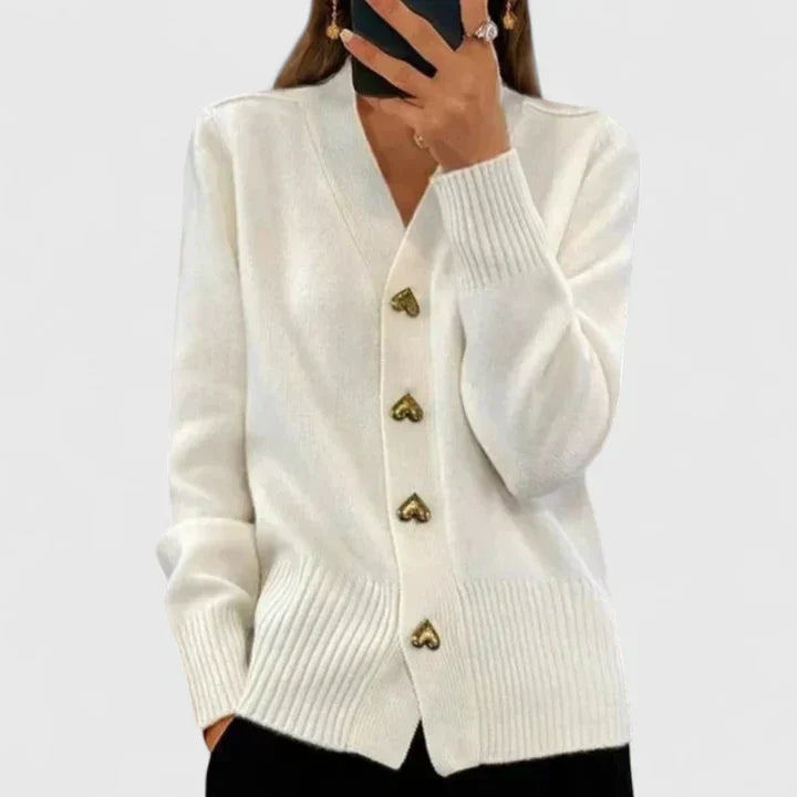 Cardigan élégant Danoir Paris Carey en rose, modèle FR1277, porté, avec détails fins et coupe sophistiquée.