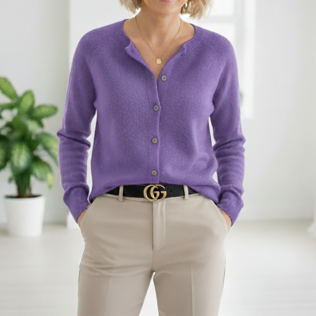 Pull en cachemire Danoir Paris Anna, style chic et élégant, en rose foncé, doux et confortable, porté sur un mannequin.