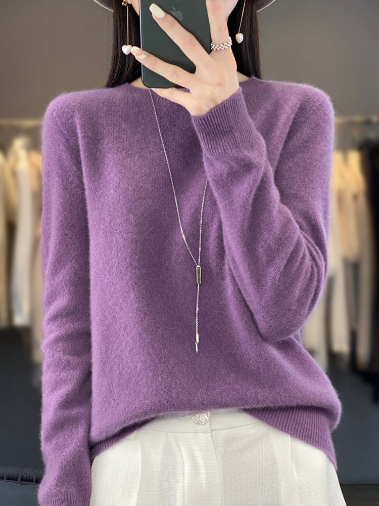Pull chaud en cachemire Anette Danoir Paris turquoise, léger et confortable, porté en 2XS, détail du col et des manches.