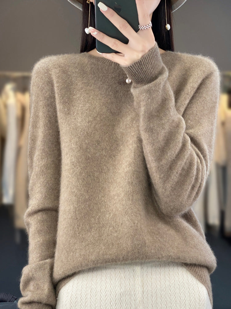 Pull chaud en cachemire Anette de Danoir Paris, turquoise, en tissu doux, porté par un mannequin.