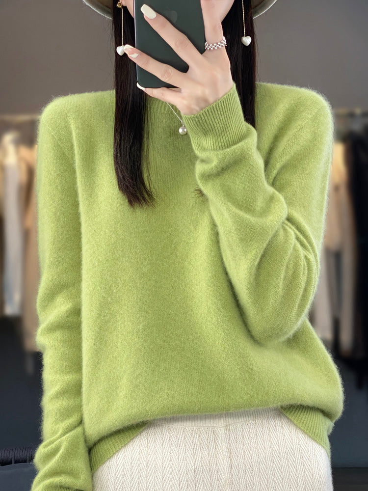 Pull chaud en cachemire Anette de Danoir Paris, turquoise, coupe ajustée, doux et élégant, porté sur un fond neutre.