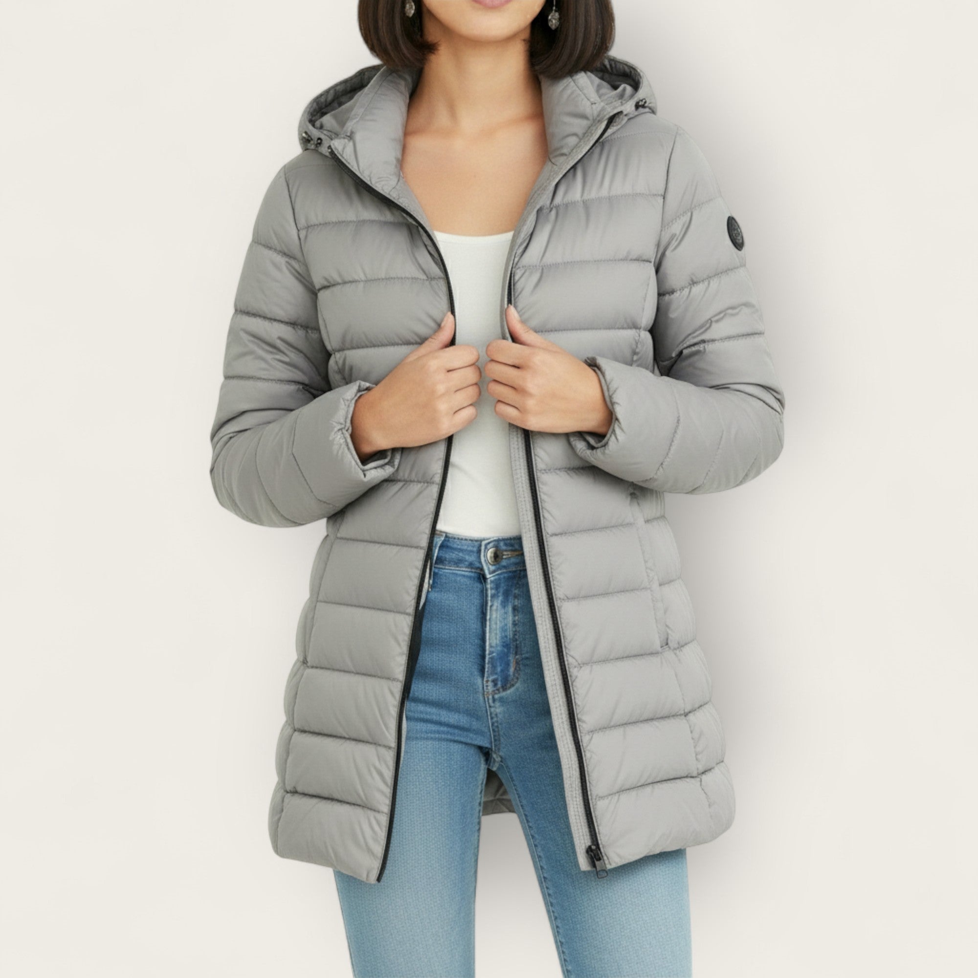 Veste hivernale élégante Eliza de Danoir Paris en gris, coupe sophistiquée et tissu chaud pour femme.