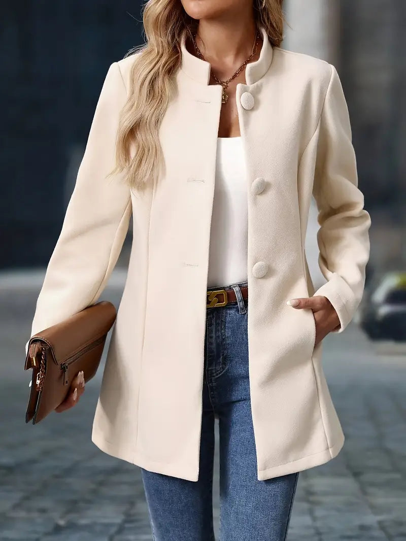 Veste chic polyvalente Maria de Danoir Paris, beige, en tissu léger, vue de face sur mannequin.