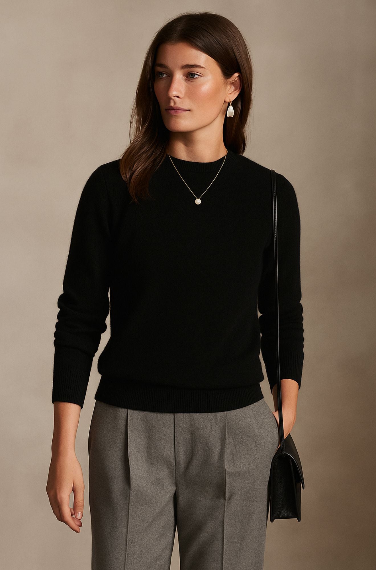 Pull en cachemire gris foncé Danoir Paris FR1287 élégant, porté sur un mannequin, montrant la texture douce du tissu.