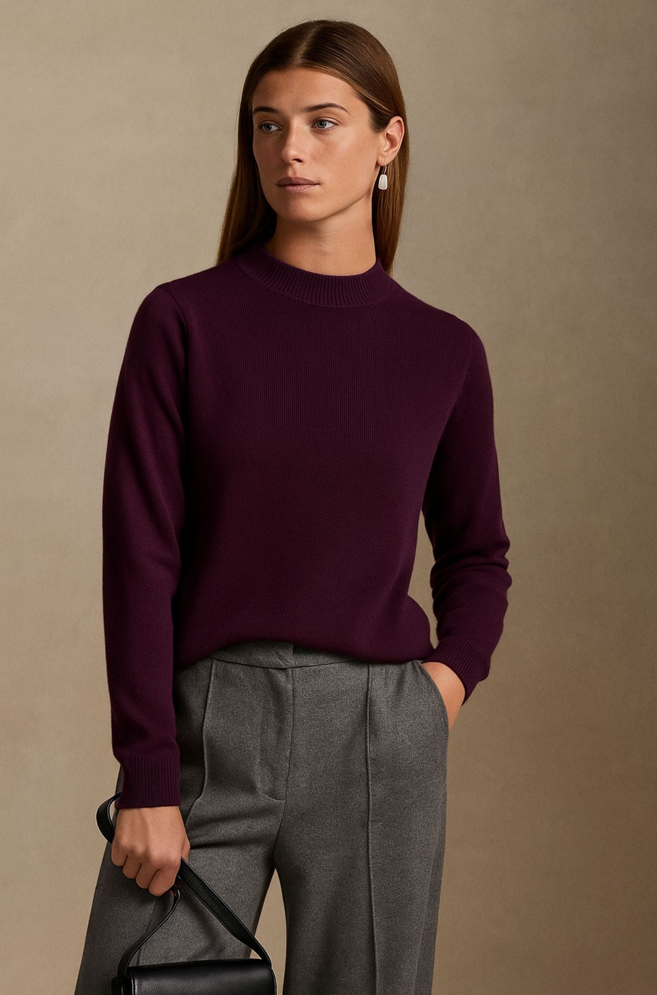 Pull en cachemire gris foncé Alden de Danoir Paris, élégant, avec col rond et finition douce, porté sur un fond neutre.