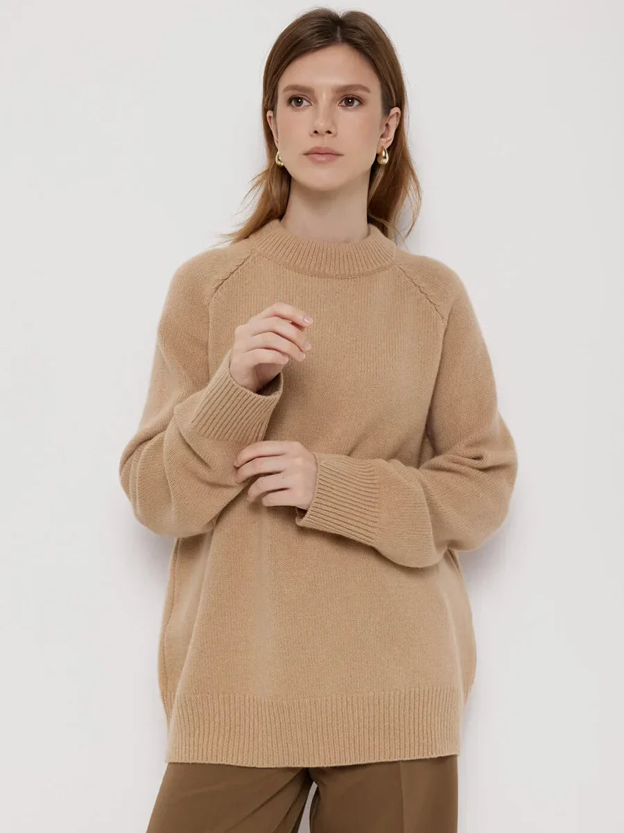 Pull en cachemire Danoir Paris Coralie, élégant, camel, avec col rond et finition soignée, porté sur un fond neutre.