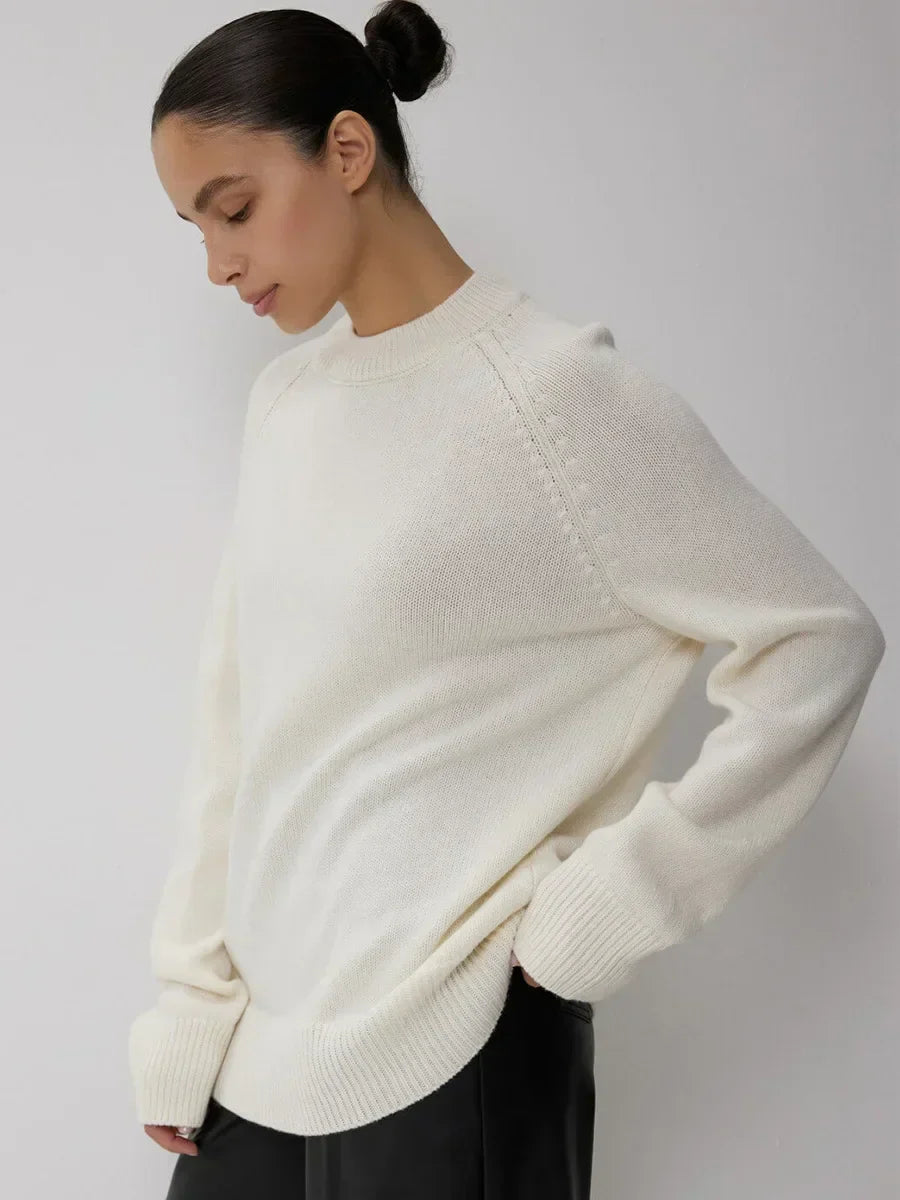 Pull en cachemire Danoir Paris Coralie, élégant, couleur camel, détail de finition raffinée, porté sur mannequin.