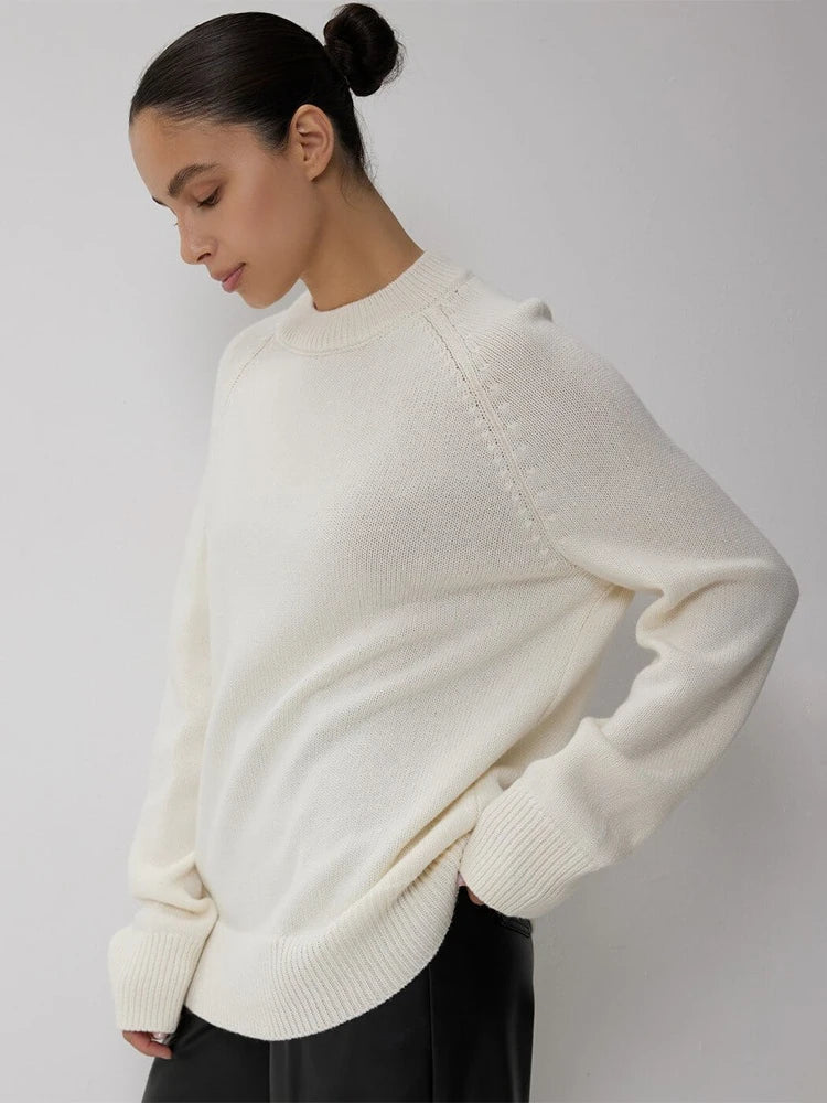 Pull en cachemire élégant Coralie de Danoir Paris, couleur camel, porté pour un look chic et confortable.