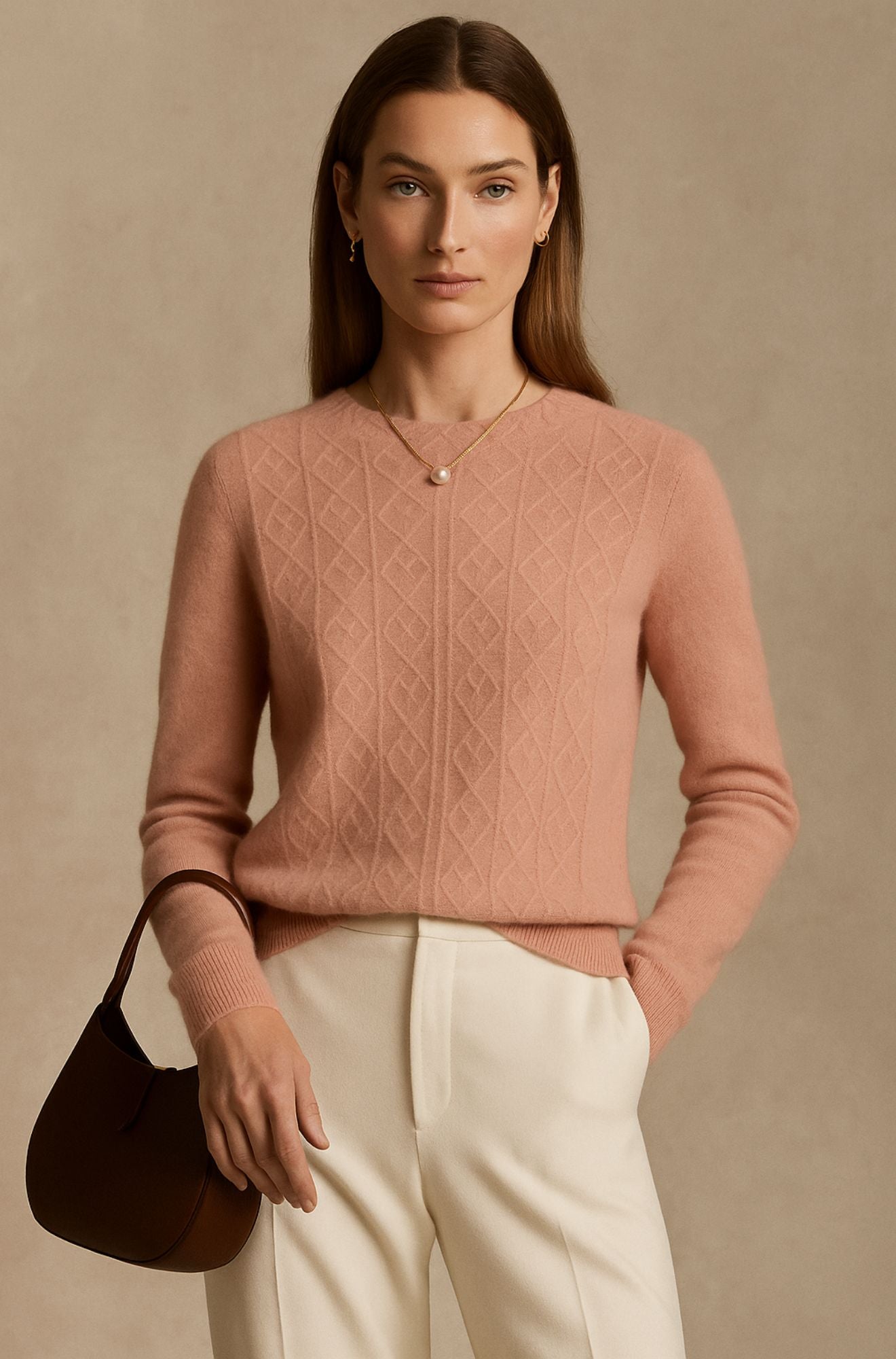 Pull en cachemire beige Danoir Paris Albury, élégant, avec col rond et finition soignée, porté sur un mannequin.