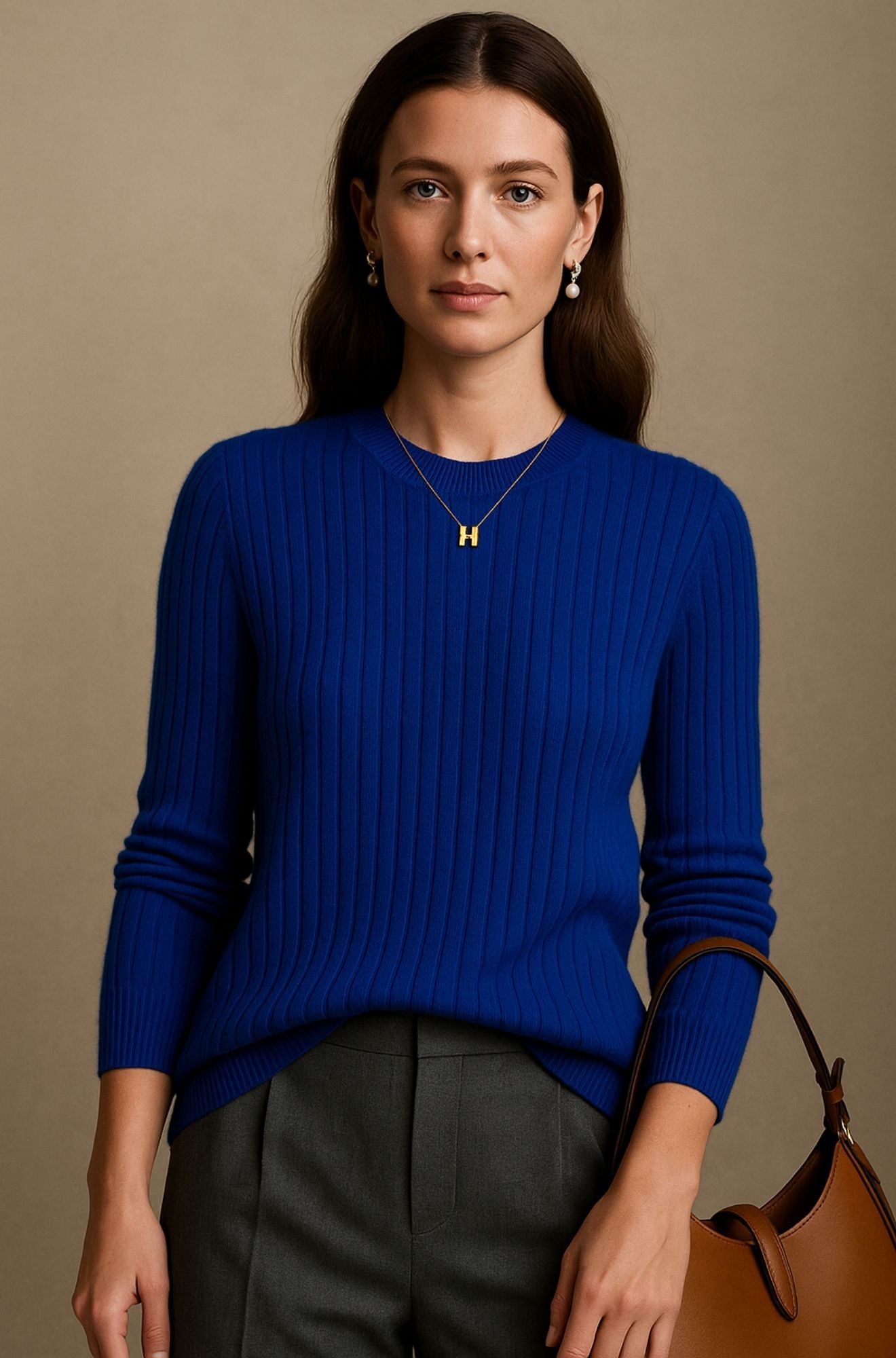 Pull en cachemire marron clair Danoir Paris, modèle Rowen, élégant et doux, porté en style décontracté.