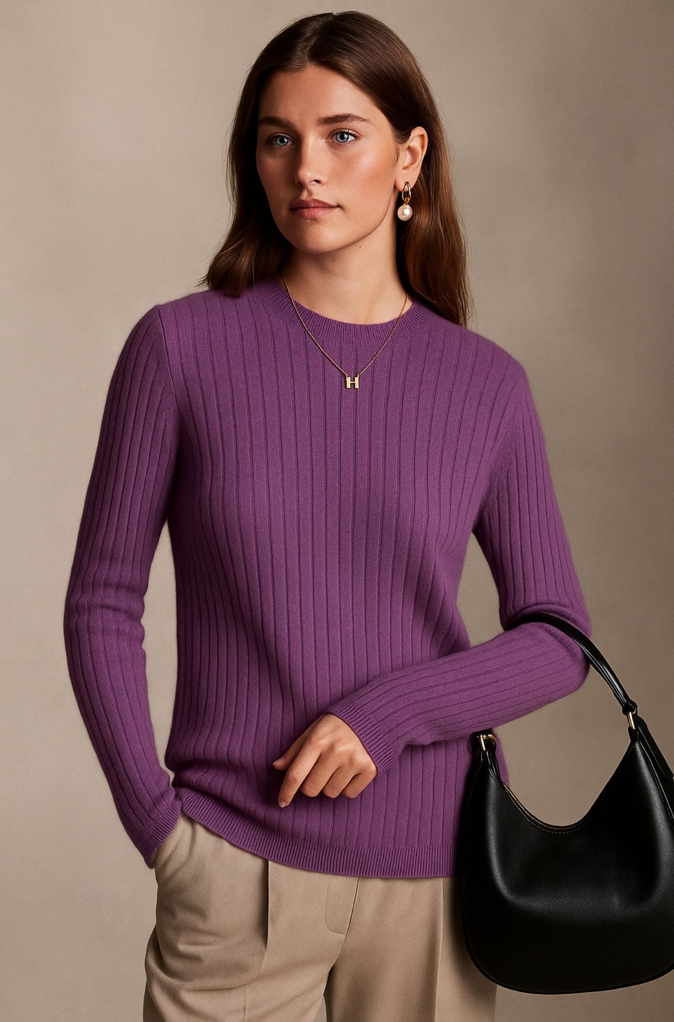 Pull en cachemire Danoir Paris Rowen, élégant, couleur marron clair, vêtement féminin, détail du tissu et de la coupe.