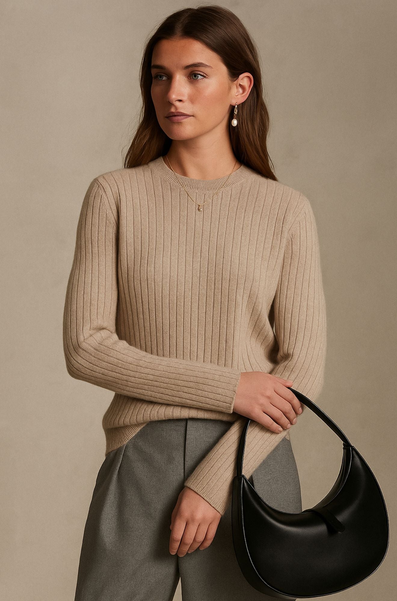 Pull en cachemire Danoir Paris, modèle FR1291, couleur marron clair, élégant et doux, porté sur un mannequin.