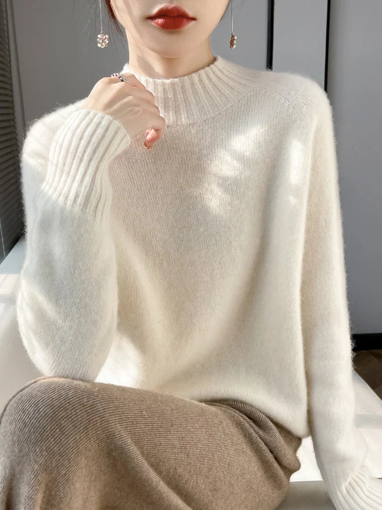 Pull en cachemire beige Danoir Paris Veyona, élégant, avec col rond et finition soignée, porté par un mannequin.
