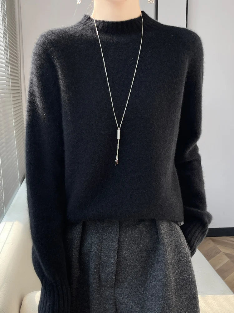 Pull en cachemire beige Veyona de Danoir Paris, élégant, avec col rond et finition douce, porté sur un fond neutre.